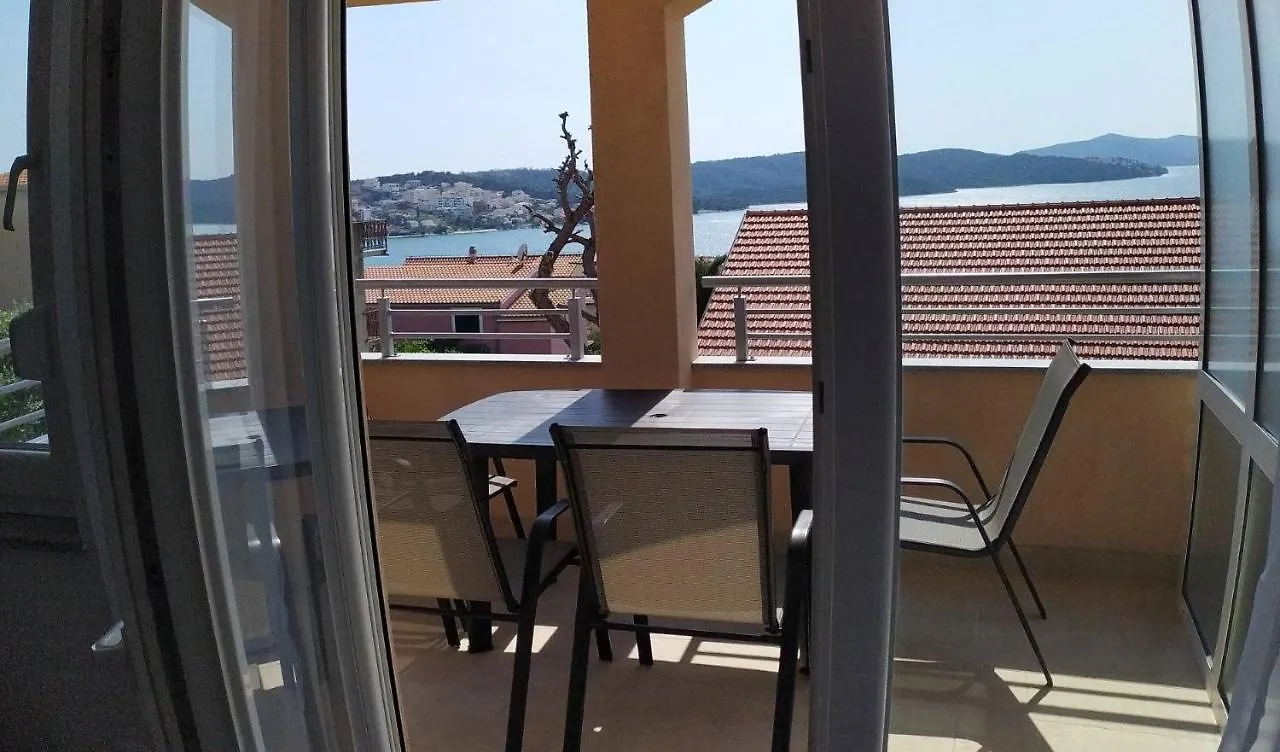 Immaculate 2-Bed Apartment In Okrug Gornji Traù Croazia