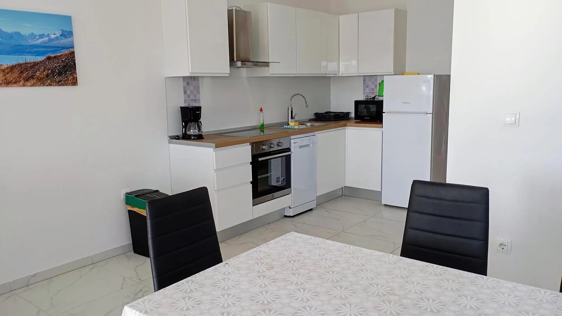 Immaculate 2-Bed Apartment In Okrug Gornji Traù